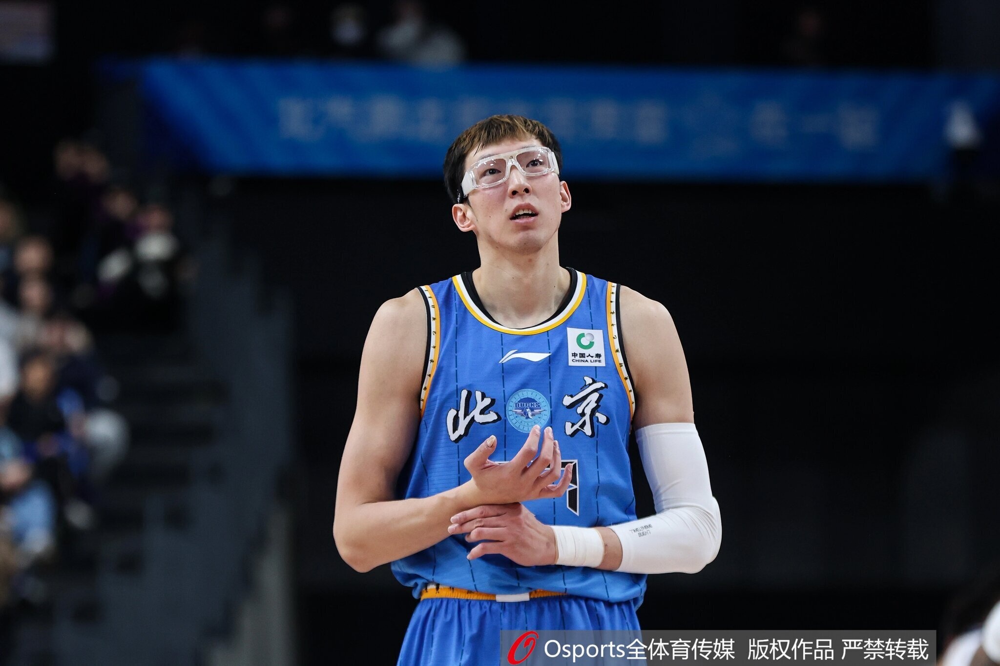 媒体人：北京要想办法给周琦减负 毕竟赛季还很漫长 大家都很疲惫